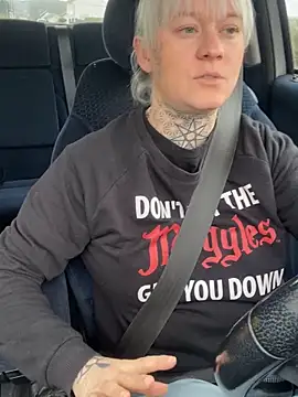 Snapshot of poussichienne chatting on December 17, 2025, 9:47 am poussichienne online show from December 17, 2025, 9:47 am