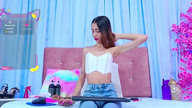 Snapshot of AuraRoss chatting on January 5, 2026, 7:39 pm AuraRoss online show from January 5, 2026, 7:39 pm