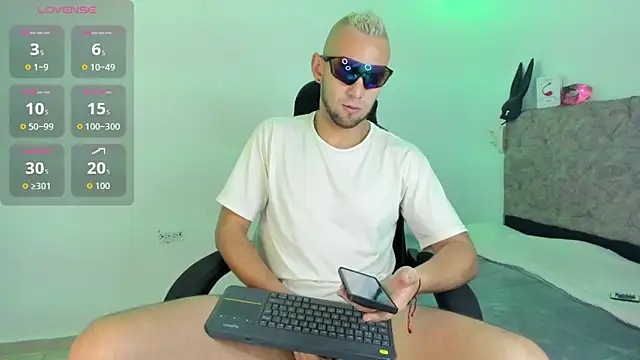 Snapshot of Damon_Bakert chatting on December 22, 2025, 2:50 pm Damon Bakert online show from December 22, 2025, 2:50 pm