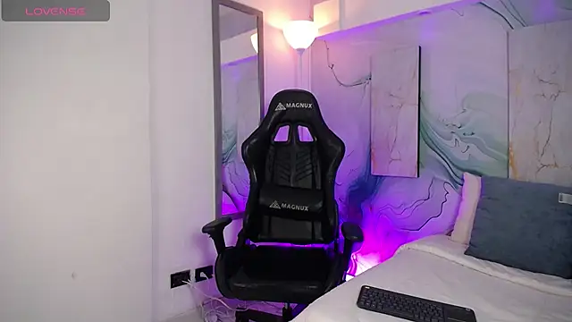 Steev Novoa online show from April 12, 2026, 2:48 am