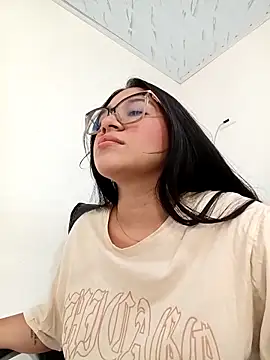 -VICKKY online show from November 6, 2025, 1:15 pm