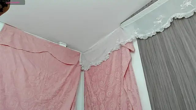 Snapshot of BonnieCute_ chatting on September 21, 2025, 11:43 pm BonnieCute online show from September 21, 2025, 11:43 pm