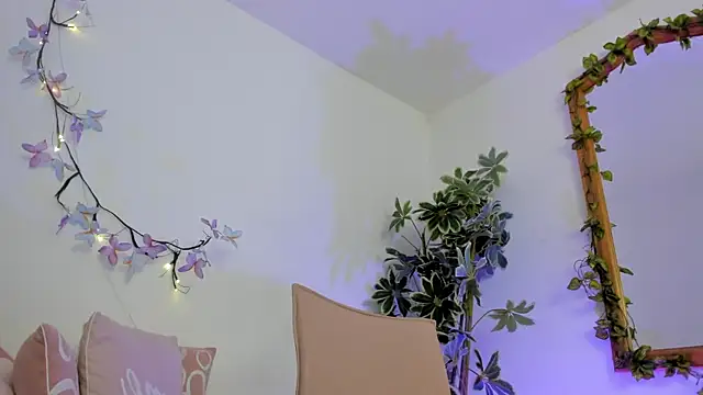 Snapshot of BonnieCute_ chatting on October 1, 2025, 12:27 am BonnieCute online show from October 1, 2025, 12:27 am