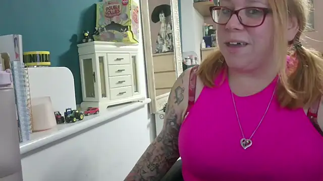 Snapshot of NikiDeeOfficial chatting on September 14, 2025, 9:15 pm NikiDeeOfficial online show from September 14, 2025, 9:15 pm