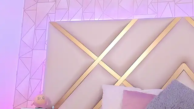 Snapshot of Violettbloss chatting on February 21, 2025, 9:43 pm Violettbloss online show from February 21, 2025, 9:43 pm