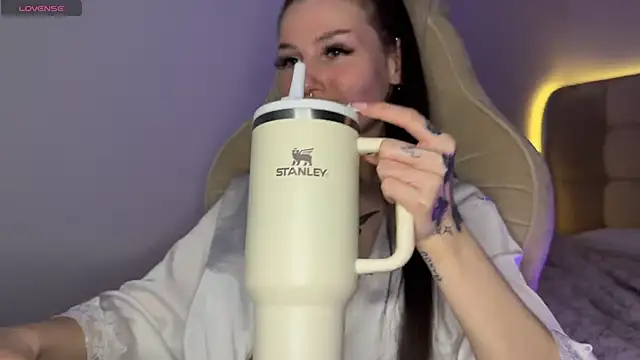 MarlynRobertsen online show from October 25, 2025, 11:20 am