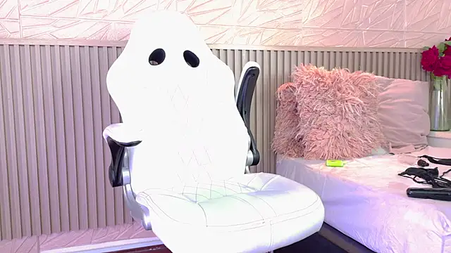 paula  cruzz online show from December 13, 2025, 8:04 pm