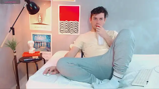 Elio555 online show from October 13, 2025, 7:04 pm