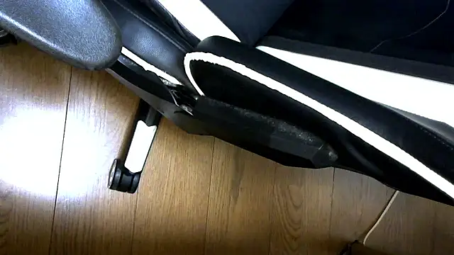 Snapshot of AKI09aki chatting on November 16, 2025, 2:44 pm AKI09aki online show from November 16, 2025, 2:44 pm