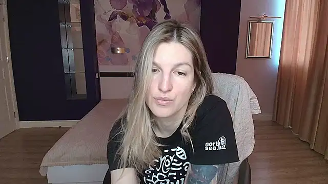 EmilyWalkeri online show from May 14, 2026, 6:32 am