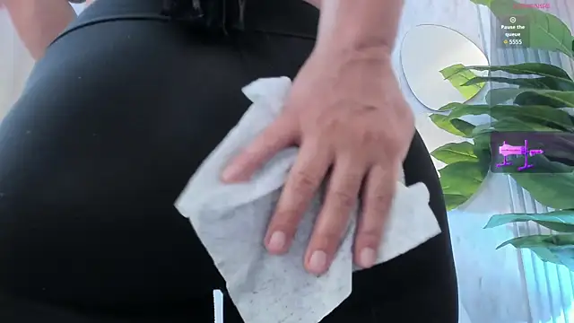 Emelyross  online show from November 6, 2025, 7:40 pm