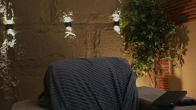 Logan Varela online show from November 10, 2025, 1:27 pm