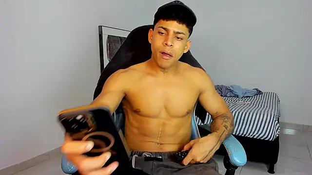 Snapshot of Monster_boysexx chatting on November 15, 2025, 6:45 pm Monster boysexx online show from November 15, 2025, 6:45 pm