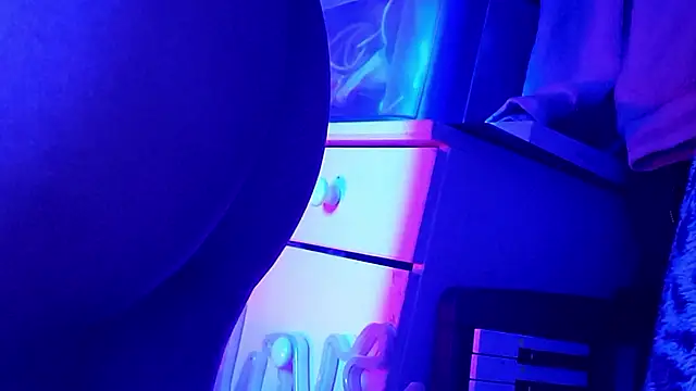 gurlnips online show from October 19, 2025, 9:23 am