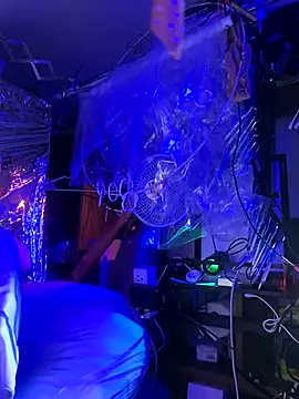 gurlnips online show from December 18, 2025, 1:04 pm