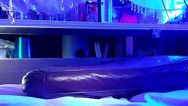 gurlnips online show from October 26, 2025, 10:04 am