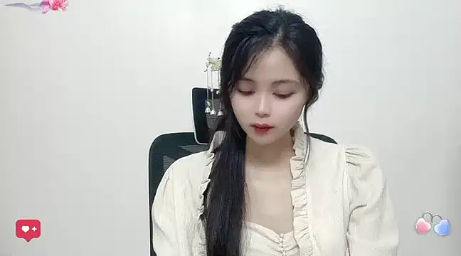 Snapshot of ---MIA--- chatting on February 21, 2025, 4:05 pm ---MIA--- online show from February 21, 2025, 4:05 pm