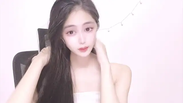 Snapshot of ---MIA--- chatting on September 25, 2025, 2:23 pm ---MIA--- online show from September 25, 2025, 2:23 pm