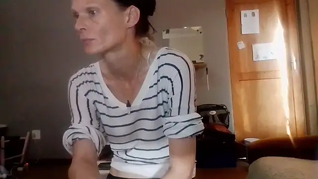 AwesomeUs online show from October 9, 2025, 4:57 am