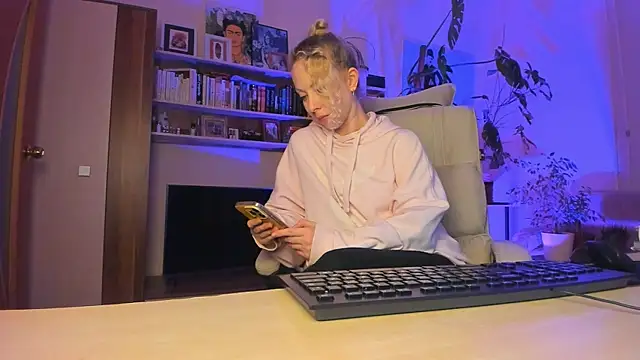 LylithSkye online show from April 19, 2026, 6:10 pm