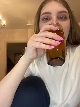Snapshot of MollyDolle chatting on December 21, 2024, 10:19 pm MollyDolle online show from December 21, 2024, 10:19 pm