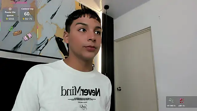 Snapshot of Seductivo_jr chatting on October 6, 2025, 3:51 am Seductivo jr online show from October 6, 2025, 3:51 am