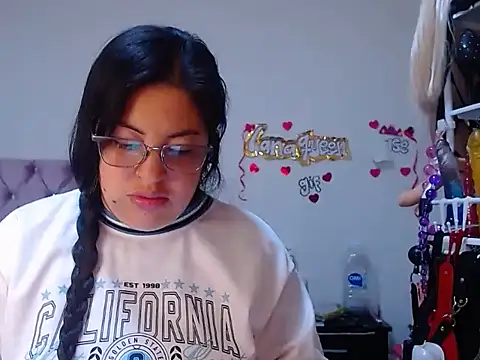 lanaqueen699 online show from April 14, 2026, 12:21 pm