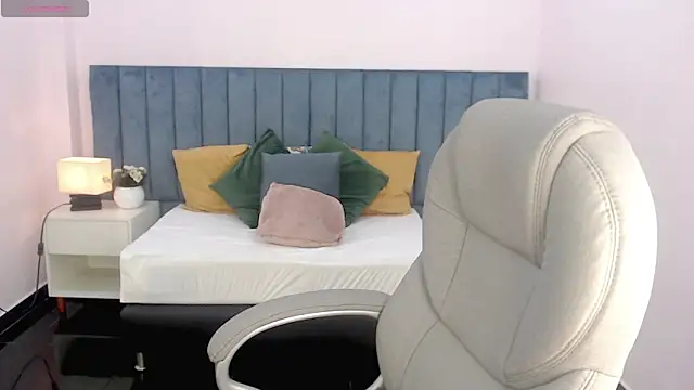 april bunnyy online show from February 13, 2026, 8:20 pm