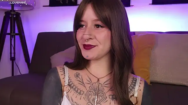 Snapshot of Daarlene chatting on November 6, 2025, 10:19 am Daarlene online show from November 6, 2025, 10:19 am