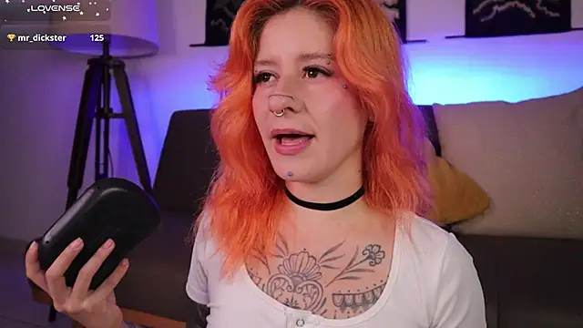 Snapshot of Daarlene chatting on November 9, 2025, 11:03 am Daarlene online show from November 9, 2025, 11:03 am