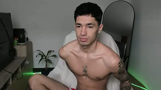 Snapshot of Damon__333 chatting on December 17, 2025, 4:45 pm Damon 333 online show from December 17, 2025, 4:45 pm