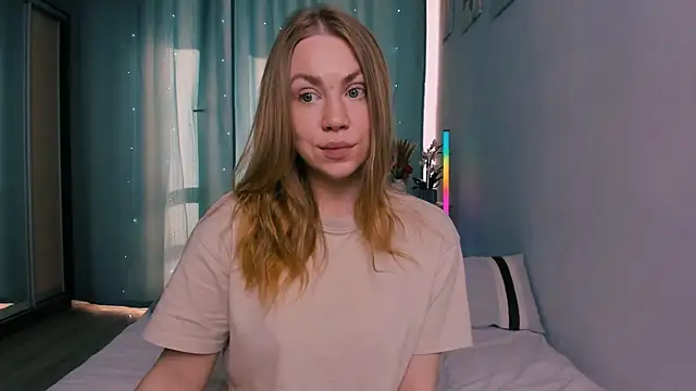 InsatiableFoxX online show from April 23, 2026, 6:09 am