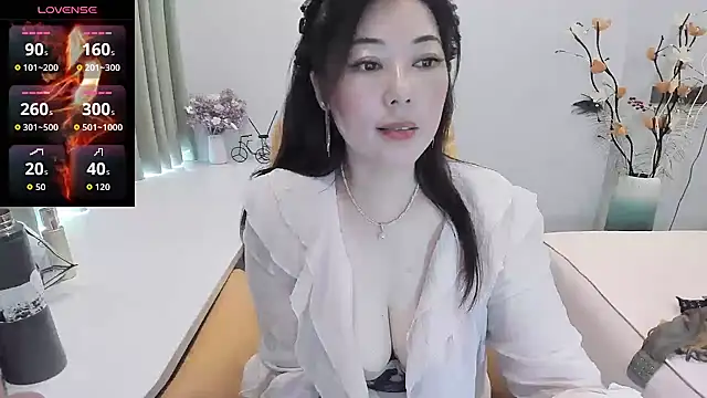 Snapshot of Crystal_Wings chatting on October 23, 2025, 2:32 am Crystal Wings online show from October 23, 2025, 2:32 am