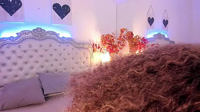 NiaColusi online show from October 18, 2025, 8:00 pm