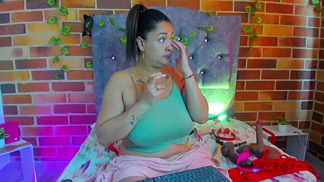 Snapshot of MirandaDream2 chatting on July 5, 2026, 2:02 pm MirandaDream2 online show from July 5, 2026, 2:02 pm