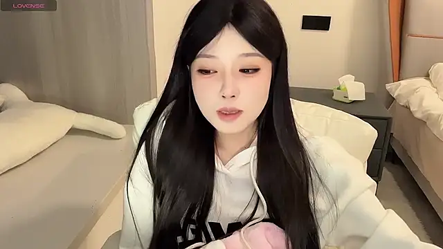 Q-ing online show from January 1, 2025, 7:43 pm