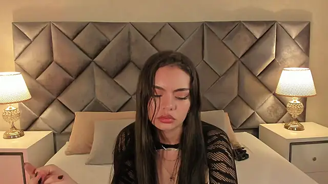 Luisa0110 online show from September 12, 2025, 7:24 pm