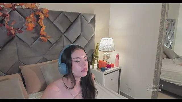 Luisa0110 online show from October 27, 2025, 7:59 pm