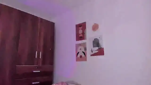 Luisa0110 online show from February 15, 2025, 6:12 pm