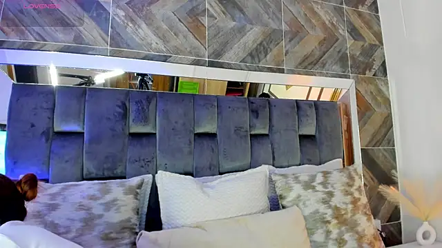 TaniaSmith1 online show from November 30, 2025, 4:41 pm