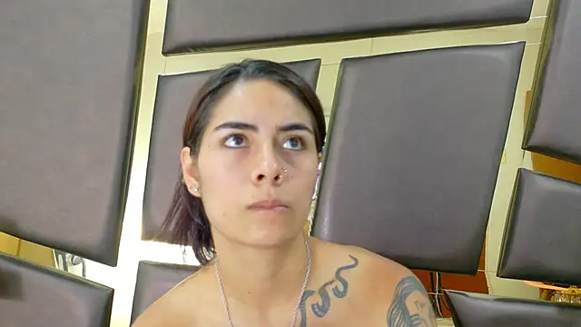 NicoleEsposito online show from October 24, 2025, 1:32 pm