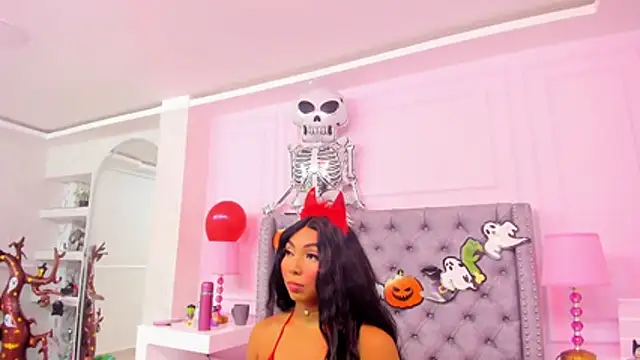 HaileeRoberts online show from October 24, 2025, 12:48 pm