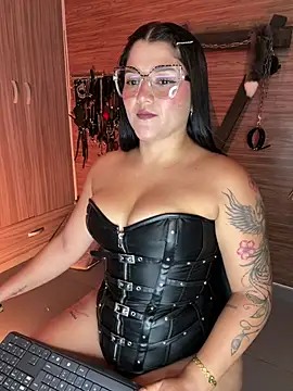 Snapshot of yey_bdsm chatting on April 24, 2026, 5:04 pm yey bdsm online show from April 24, 2026, 5:04 pm