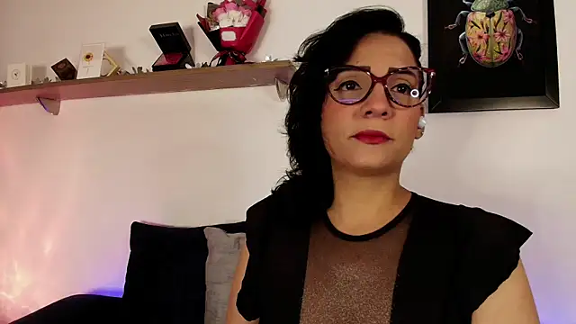 Snapshot of Elliee_ chatting on July 1, 2026, 12:49 pm Elliee online show from July 1, 2026, 12:49 pm