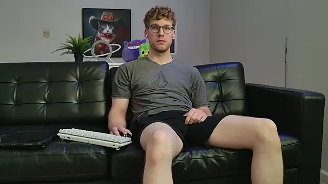 Snapshot of BlueEyedTallGuy94 chatting on September 27, 2025, 5:52 pm BlueEyedTallGuy94 online show from September 27, 2025, 5:52 pm