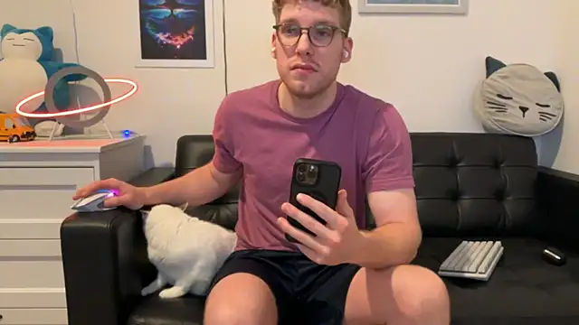 Snapshot of BlueEyedTallGuy94 chatting on December 19, 2024, 8:55 pm BlueEyedTallGuy94 online show from December 19, 2024, 8:55 pm