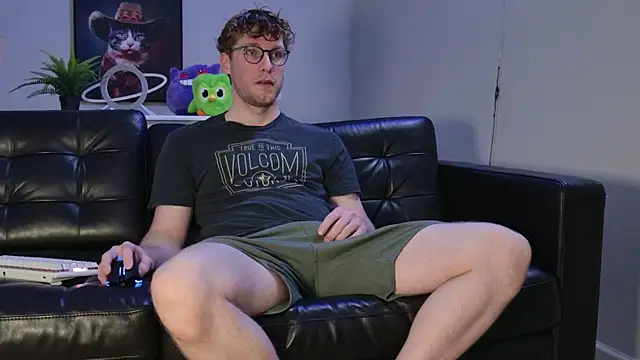 Snapshot of BlueEyedTallGuy94 chatting on October 28, 2025, 1:06 am BlueEyedTallGuy94 online show from October 28, 2025, 1:06 am