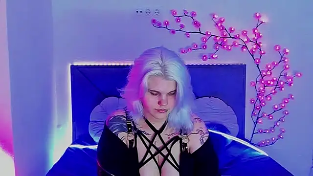 JoannLowe online show from April 18, 2026, 7:07 pm