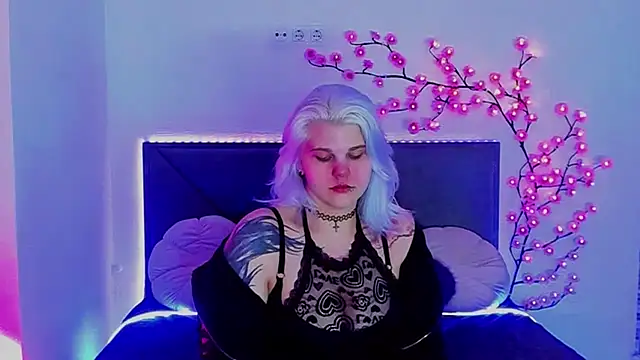 JoannLowe online show from April 14, 2026, 7:41 pm