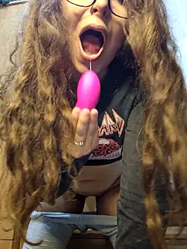 LineaDemie online show from November 11, 2025, 6:14 pm